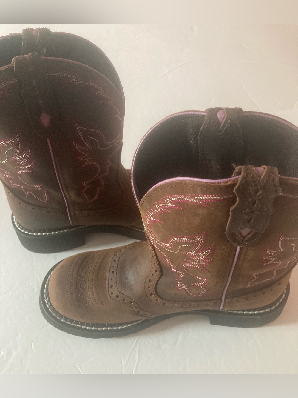 Justin Ladies SZ 7B Brown Leather Western Boots with Prominent Pink Stitching - Picture 3 of 15